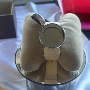 Gucci white logo imprinted leather band mirror face unisex watch